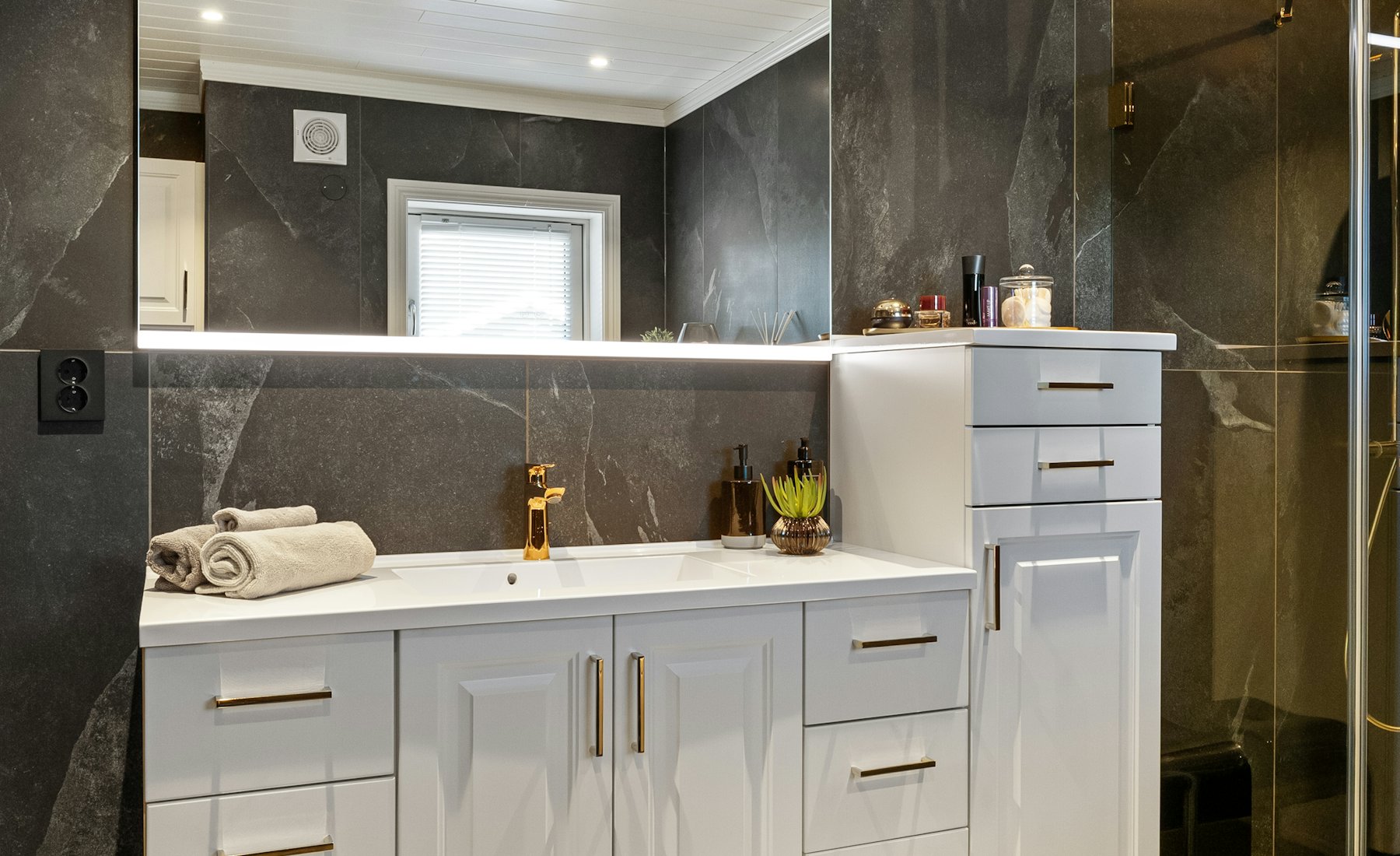 Large-format dark stone-look wall tile