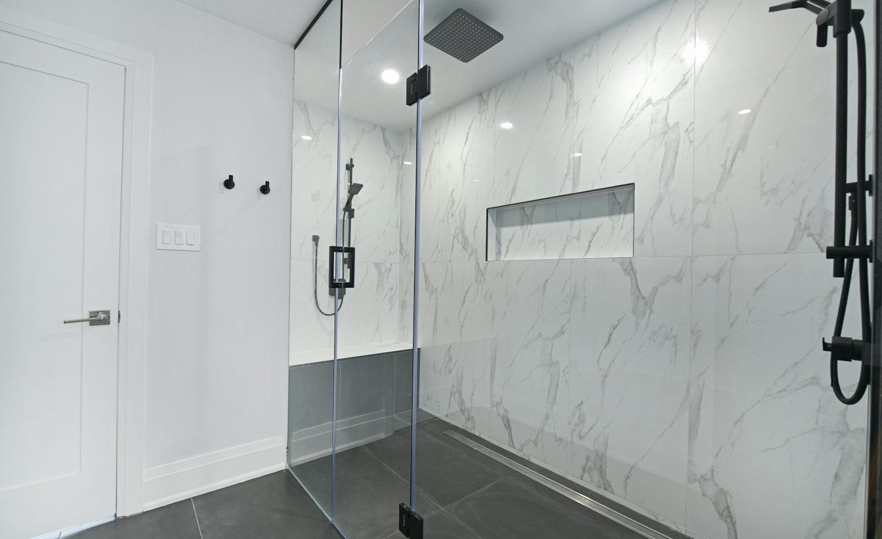 Marble-look shower walls with a niche